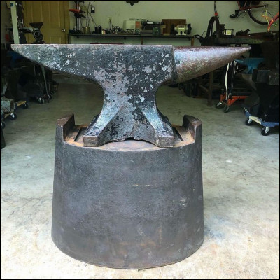 Quel est cet outil utilisé par le forgeron pour forger les métaux ?