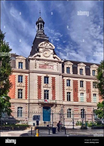 Dans un lycée de 1200 élèves, il y a 700 filles et 500 élèves en seconde, dont 300 filles. On choisit au hasard un élève du lycée.
Quelle est la probabilité de tomber sur une fille ?