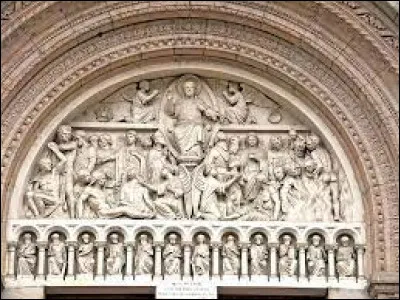 Comment se nommait la ville de Mâcon au Moyen Âge ?