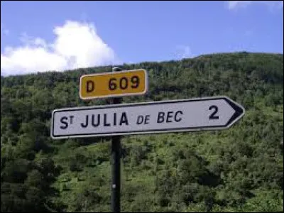 Comme c'est indiqué sur le panneau, pour aller à Saint-Julia-de-Bec, tournez à droite. Village occitan, dans le pays de Sault, il se situe dans le département ...
