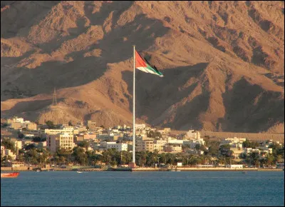 Dans quel pays se situe la ville portuaire d'Aqaba ?