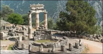 Ces trois colonnes appartiennent au Temple d'Athéna Pronaia à Delphes. Qui a entrepris sa restauration ?
