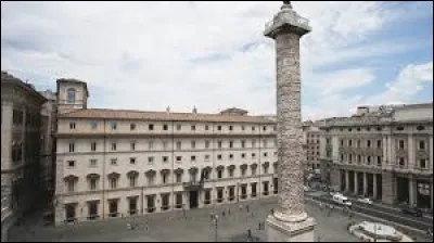 Quelle est cette colonne visible sur une place de Rome ?