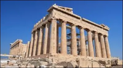 Combien de colonnes de marbre le pourtour du Parthénon à Athènes contient-il ?