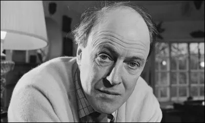 Qui est cet écrivain surtout connu pour ses ouvrages de littérature d'enfance et de jeunesse, auteur de l'autobiographie ''Moi, Boy'' ?