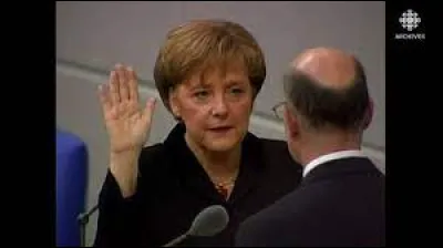 Angela Merkel devient chancelière d'Allemagne et le restera seize années :