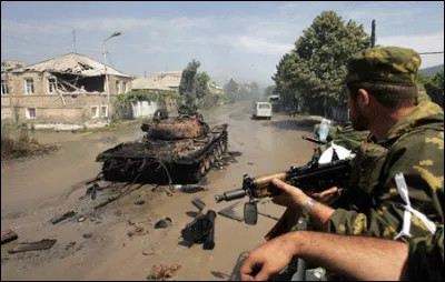 Guerre de Géorgie, opposant la Géorgie à ses provinces séparatistes d'Ossétie du Sud et d'Abkhazie soutenues par la Russie :