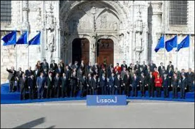 Traité européen de Lisbonne, qui transforme l'architecture institutionnelle de l'Union, pour pallier la non-ratification du projet de traité constitutionnel :