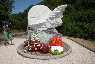 Durant quel mois de l'année 1995, la stèle du coureur disparu a-t-elle été inaugurée ?