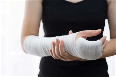 Cet après-midi, tu as sport ! Mais tu es dispensé(e), car en ce moment vous faites baseball et tu as le poignet cassé...
Comment t'es-tu fait ça, au juste ?