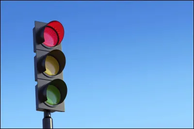 FINI LES COURS ! Ô joie ! Ce sont les grandes vacances ! Tu dis au revoir à tes amis, puis tu sors du collège en jubilant. Aujourd'hui, tu rentres chez toi à vélo, et tu t'arrêtes à un feu rouge. Soudain, tu vois quelque chose d'étrange... quelqu'un, enveloppé dans une cape noire, marche dans ta direction...
Que penses-tu ?