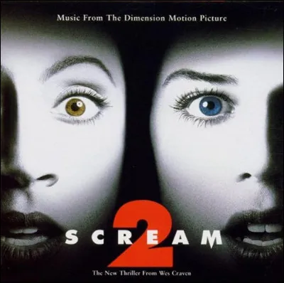 Comment s'appelle la femme qui meurt dans la scène d'ouverture de "Scream 2" ?