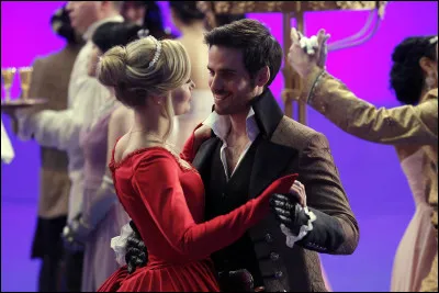 Quels noms Emma et Crochet prennent-ils quand ils vont au bal dans l'ancienne Forêt enchantée, où ils sont tombés par mégarde ?