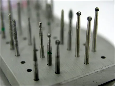 "Nul malheureux n'est content. Or il y a des gens contents qui sont pauvres. Donc il y a des pauvres qui ne sont pas malheureux." est un syllogisme en...