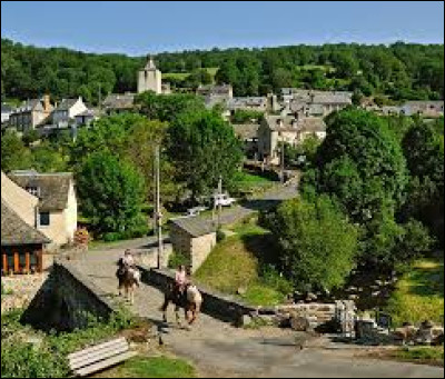 Ce village situé dans la partie montagneuse du nord de l'Aveyron, placé sur un des chemins de Compostelle, c'est Saint-Chély d'...