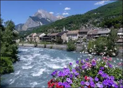 Cette petite ville de 2400 habitants du département de la Savoie, située dans la moyenne vallée de l'Arc, c'est Saint-Michel de ...