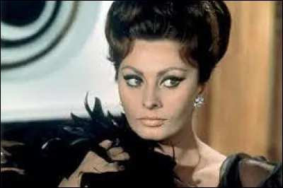 Qui est cette actrice italienne qui joue le rôle principal dans le film réalisé par Anatole Litvaki en 1962 ''Le Couteau dans la plaie'' ?