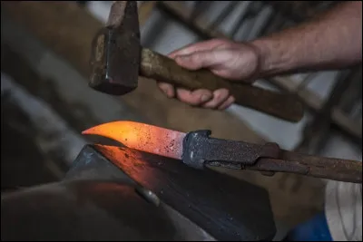 Comment appelle-t-on un fabricant de couteaux ?