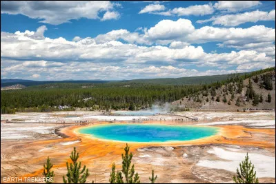 En route pour les États-Unis dans le Wyoming, nous contemplons le Grand Prismatic Spring (source d'eau chaude à 70 °C). Dans quel parc sommes-nous ?