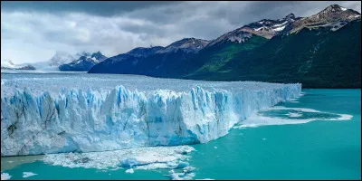 Restons en Amérique du Sud où nous nous approchons d'un immense glacier nommé le Perito Moreno, situé dans une région géographique en Argentine et au Chili nous sommes donc dans la région de...
