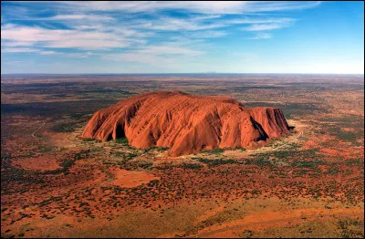 À présent nous sommes en Australie sur un immense rocher nommé...