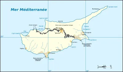 C'est une île située dans la mer Méditerranée possédant des vestiges archéologiques remontant à l'Antiquité, tels que les ruines de Kourion et de Paphos, ainsi qu'une culture influencée par les civilisations grecque, turque et britannique. Quel est-il ?