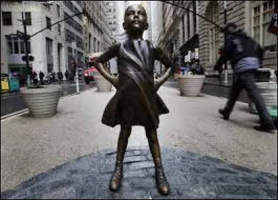 ''Fearless Girl'' (La Fille sans peur) est une statue de bronze qui fut initialement installée dans le quartier de Manhattan. Donc dans quelle ville ?