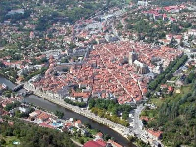 La place Notre dame constitue le coeur de cette bastide fonde par Alphonse de Poitiers au milieu du 13me sicle :