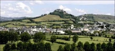 Son donjon mdival domine la valle de l'Aveyron flanqu sur une butte  817m d'altitude :