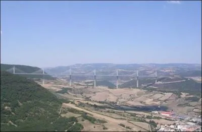 Capitale de la ganterie, connue surtout pour son fameux viaduc :