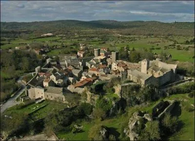 Ce village conserve ses remparts difis par les Templiers, au sud du Larzac :