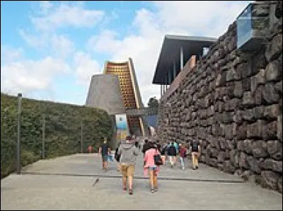 Qui a lancé le projet du centre Vulcania ?