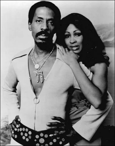 De quel instrument joue le chanteur Ike Turner qui deviendra son mari ?