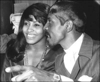 Ike modifie le prénom Anna puis le nom de scène de Bullock en Tina Turner. Homme violent, égoïste et drogué, Ike la convainc de l'épouser pour quelle raison ?