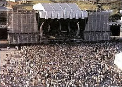 En 1988, elle pulvérise le record de spectateurs pour un concert solo. On dénombre...