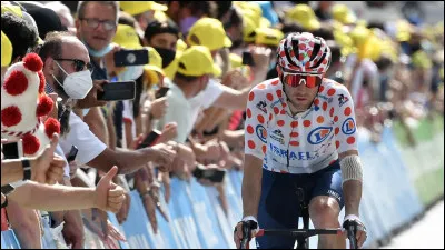 Lors du Tour de France de cyclisme, qui est récompensé par un maillot blanc à pois rouges ?