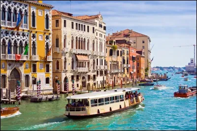 Dans quelle ville utilise t-on le "vaporetto" comme transport en commun ?