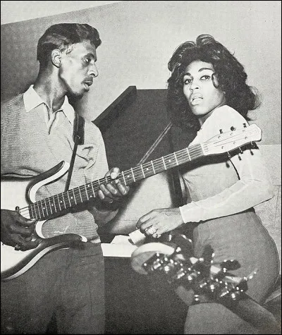 C'est aussi l'année de sa rencontre avec un musicien de rock qui la lancera sur scène. Un prénom qui sera associé à celui de Tina durant plus d'une décennie, ... (lequel ?)