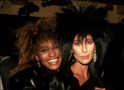 Un autre britannique - Mick Jagger - sera ce second "frère qu'elle n'a pas eu"... De même, une autre "dame" de la musique - ayant subi les mêmes déboires conjugaux - deviendra son indéfectible et très chère "soeur" : qui donc ?