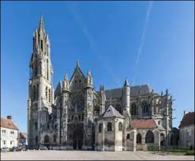 Sens et Senlis ... deux villes avec leur cathédrale gothique ... vous les situez ? Celle qui est au nord de Paris, c'est ...