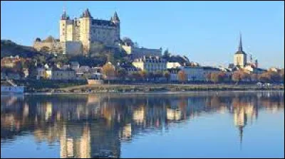 Chinon et Saumur ... entre vins et châteaux, vous ne les confondez pas ? celle qui se trouve en Anjou, dans le département du Maine-et-Loire, c'est ...