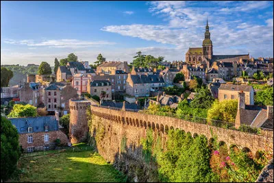 Et celle qui est à l'intérieur des terres, avec des remparts dominant la Rance, c'est ...