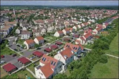 Cette petite ville de 4000 habitants de Seine-et-Marne, proche du parc Disneyland, c'est Chanteloup en ...