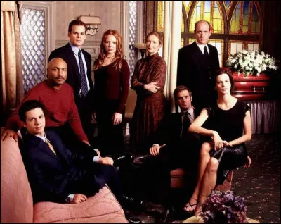 Séries télé : Dans la série "Six Feet Under", quelle famille est à la tête d'une société de pompes funèbres à Los Angeles ?