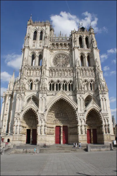 Tourisme : Dans quelle ville vous rendrez-vous pour visiter la plus vaste cathédrale de France ?