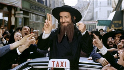 Quel film met en scène un faux rabbin joué par Louis de Funès entraîné dans de folles aventures ?