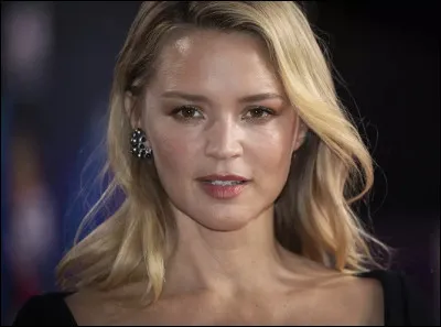 Qui est cette actrice qui joue le rôle de Julie dans le film "Mon pire cauchemar" réalisé par Anne Fontaine en 2011 ?