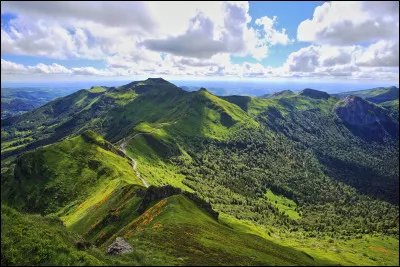 L'Auvergne est au coeur de quel massif montagneux ?