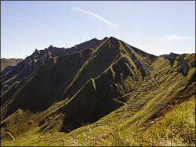 Quel est ce plus haut volcan du parc naturel régional des Volcans d'Auvergne ?
