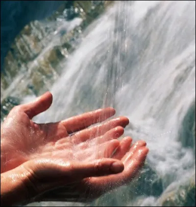 Quel est le nom de cette eau minérale qui jaillit des pieds des monts d'Auvergne ?